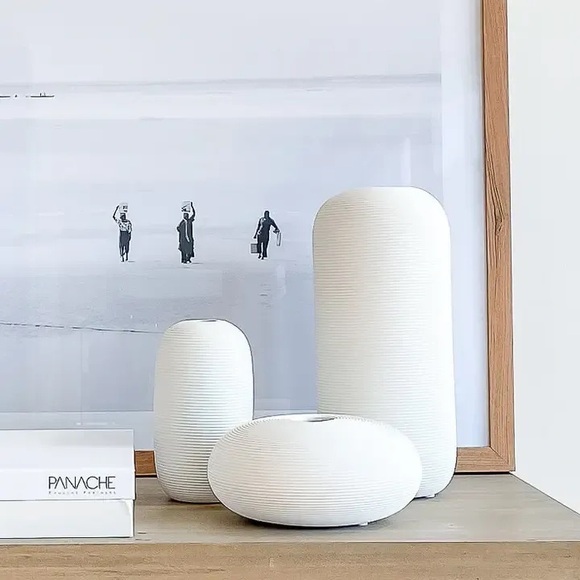 Curve White Ceramic Vase - Picture 2 of 2